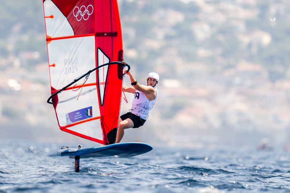 Vela, Nicolò Renna non brilla ma resta in scia ai migliori nel windsurf dopo 10 prove alle Olimpiadi