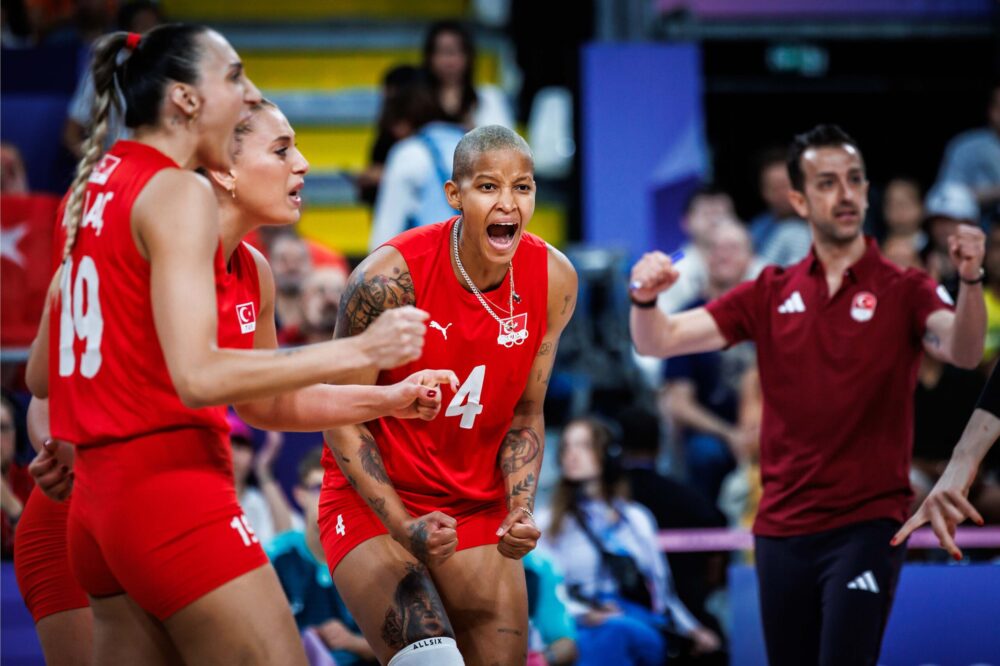 Volley femminile, Turchia clamorosa alle Olimpiadi: rimonta folle contro l’Olanda, Vargas show. Italia in testa