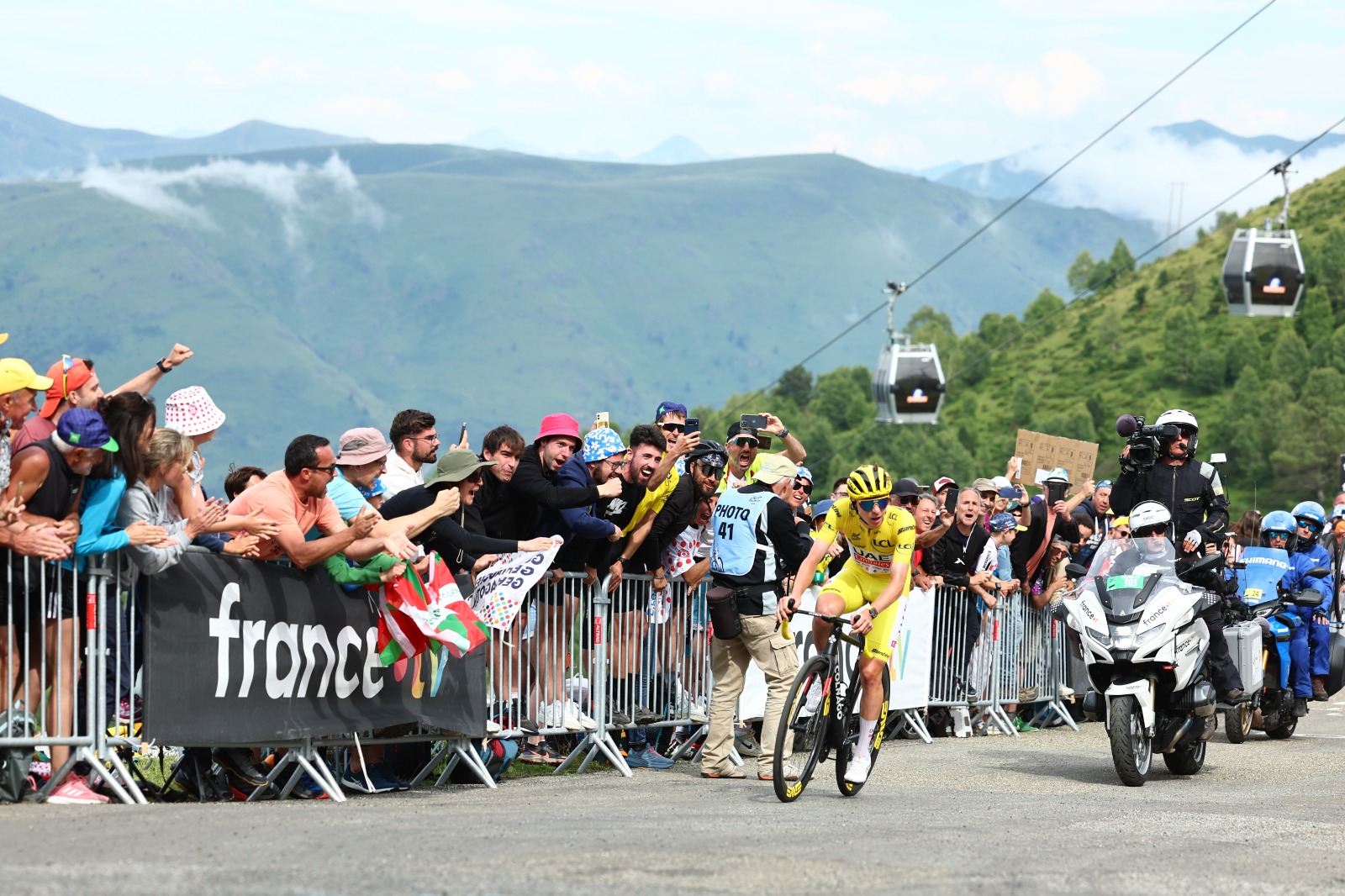 Tour de France, Tadej Pogacar stacca Vingegaard e domina sui Pirenei: maglia gialla consolidata