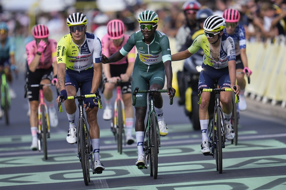 Tour de France 2024, Girmay dopo la caduta: punti di sutura al gomito