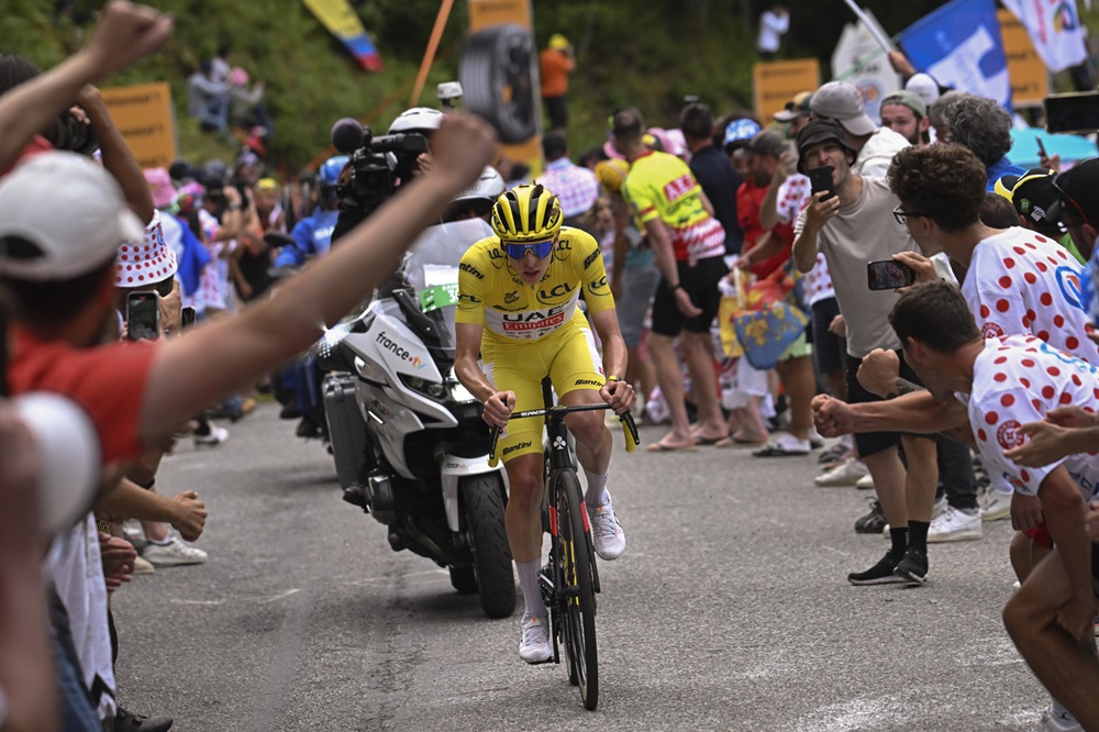 Tour de France 2024, azione legale contro il tifoso che ha lanciato del cibo a Pogacar e Vingegaard