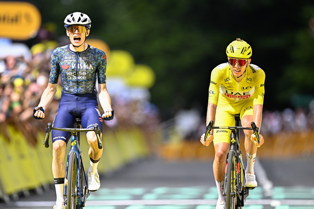 VIDEO Tour de France 2024, l’arrivo dell’undicesima tappa: strepitosa vittoria di Vingegaard in volata su Pogacar