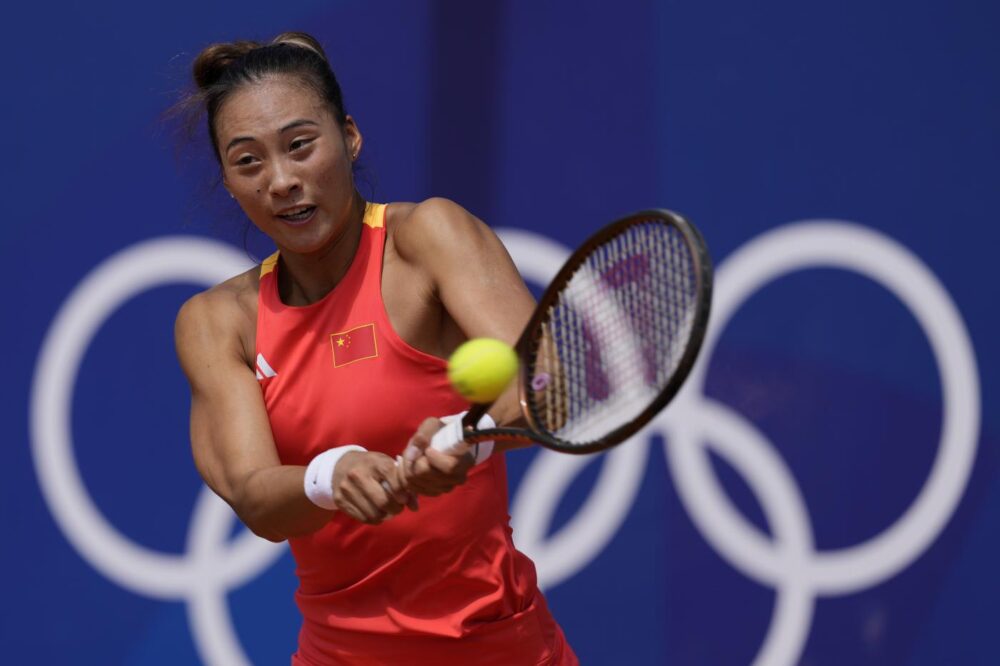 Tennis, Qinwen Zheng fa l’impresa: Iga Swiatek sconfitta alle Olimpiadi e cinese in Finale per l’oro