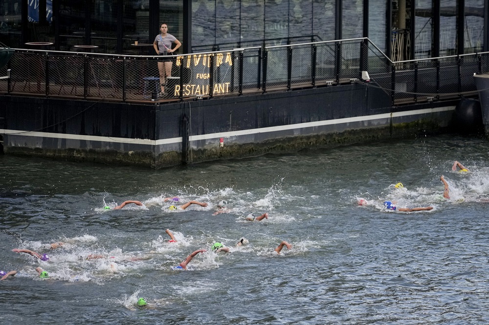 Triathlon, atleti preoccupati di aver preso malattie nella Senna: “Sentivo l’odore mentre nuotavo…”