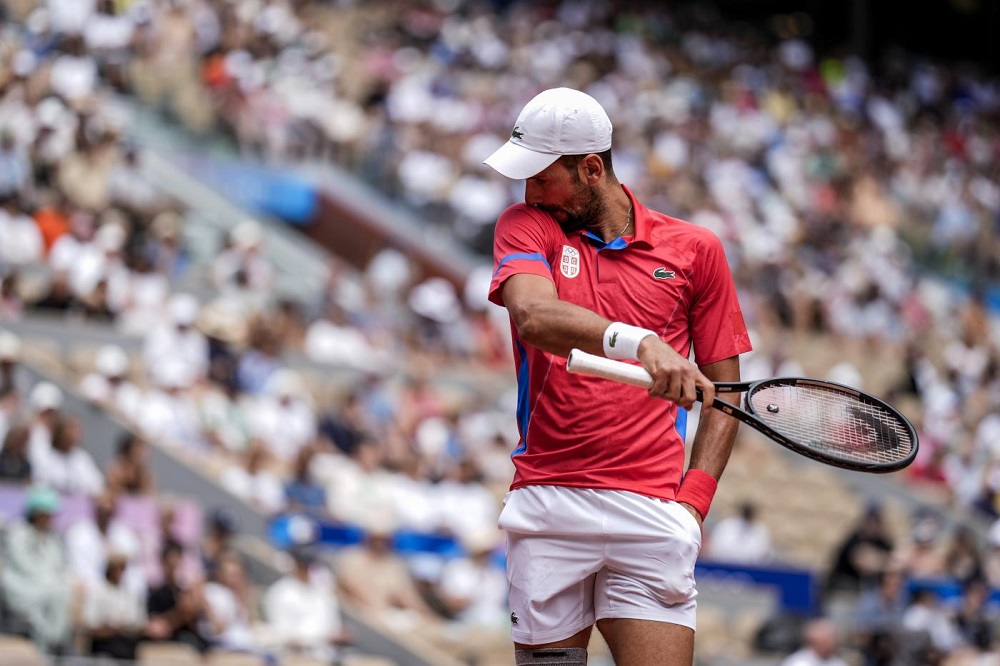 Tennis, i dolori di Novak Djokovic alle Olimpiadi: “Il ginocchio fa male. Contro Musetti anche con il no dei medici”
