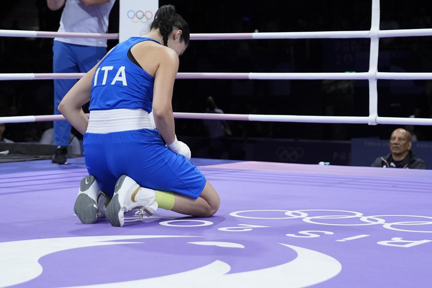 Boxe femminile, il tremendo colpo al naso preso da Angela Carini: lacrime e ritiro – VIDEO