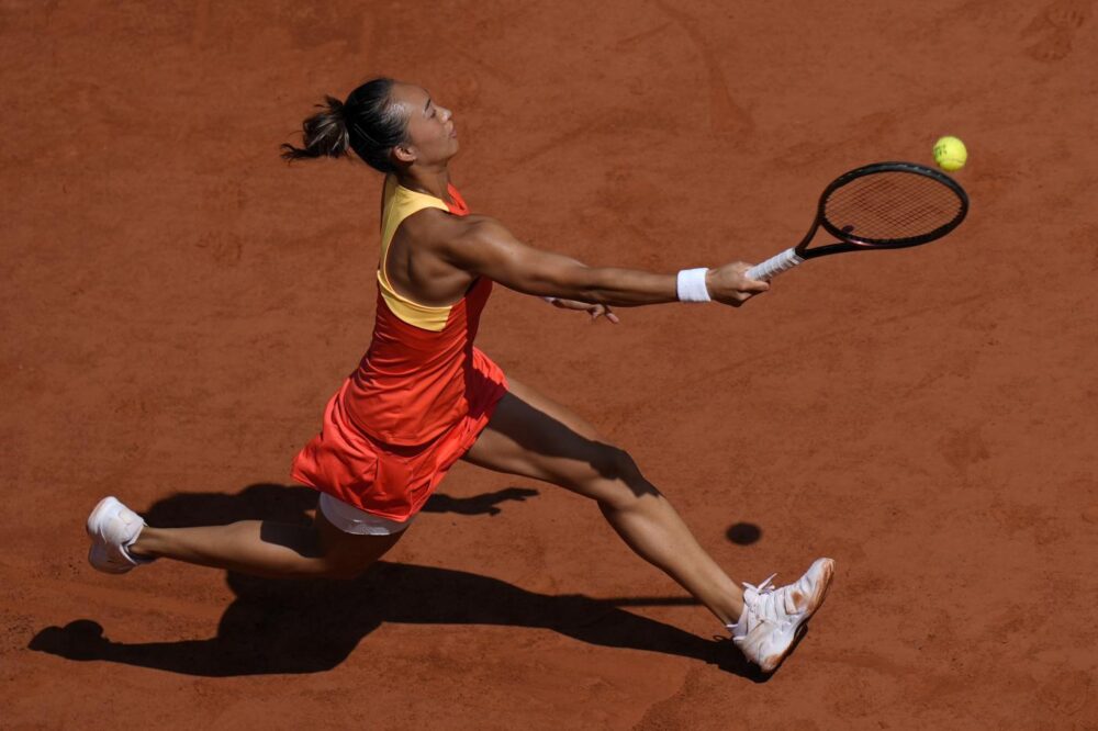 Tennis, Qinwen Zheng è la nuova campionessa olimpica: Vekic battuta 6-2 6-3