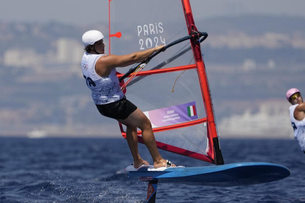 Vela, Nicolò Renna resta in top10 e si qualifica per la Medal Series nel windsurf alle Olimpiadi