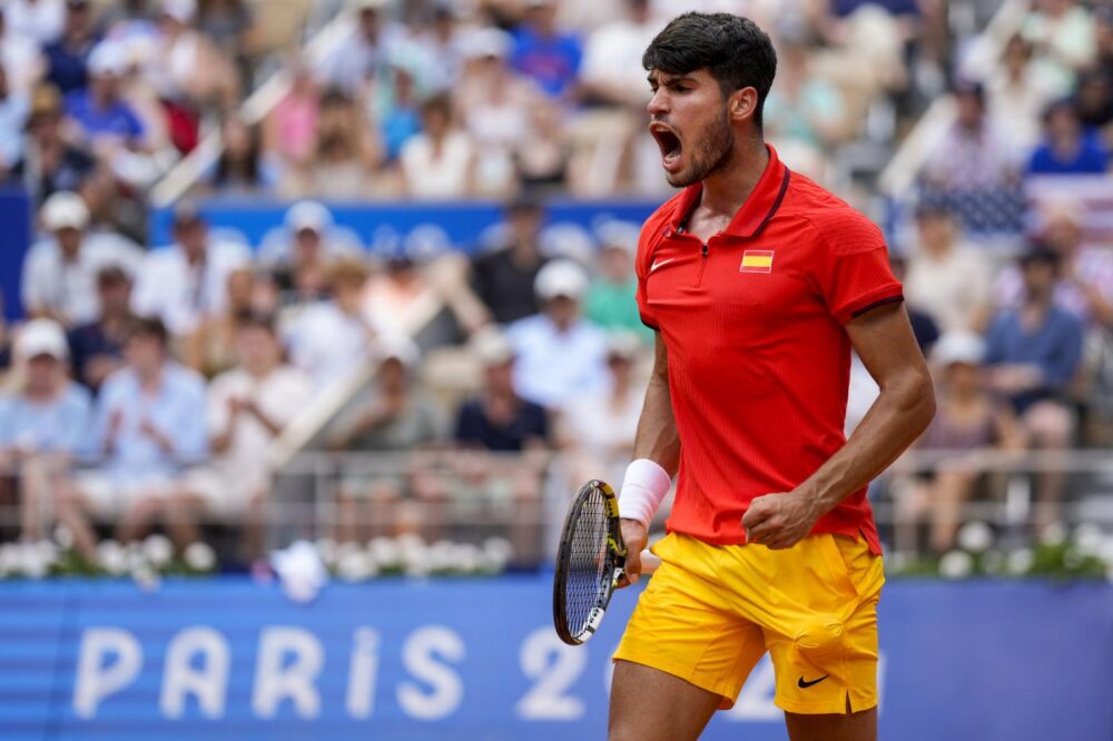 Tennis, Carlos Alcaraz prende a pallate Felix Auger-Aliassime e approda nella Finale olimpica