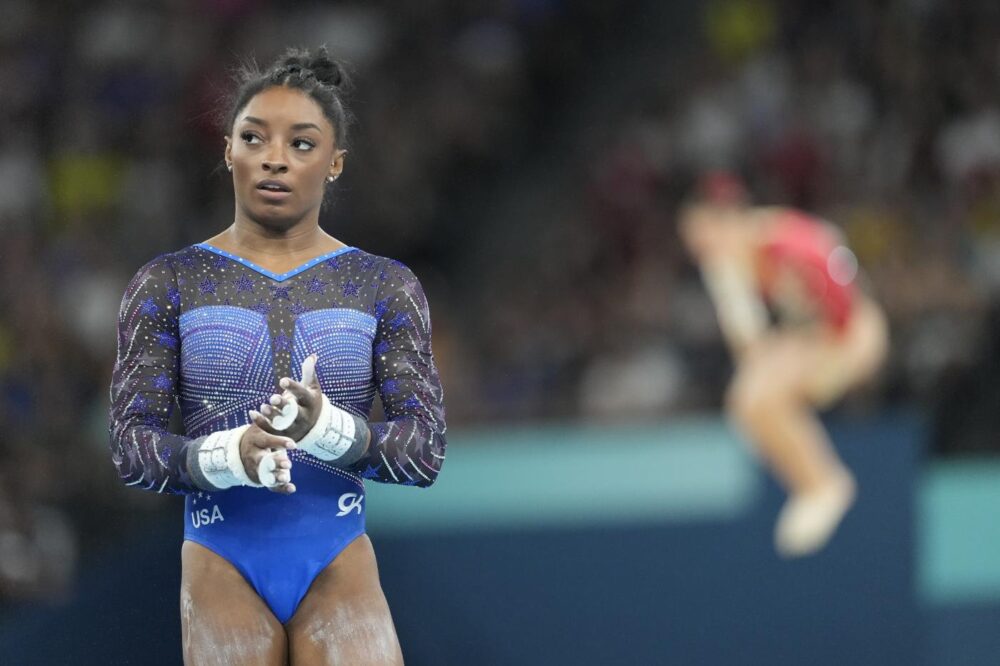 Simone Biles non ha salutato la giuria alle Olimpiadi: spiegata l’ultima penalità alla trave, il punteggio abbassato