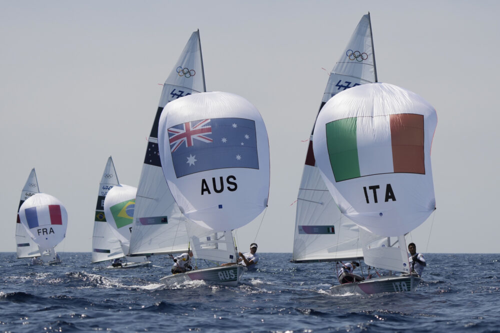 Vela, il poco vento cambia il programma del 470 misto alle Olimpiadi. Regate rinviate a domani