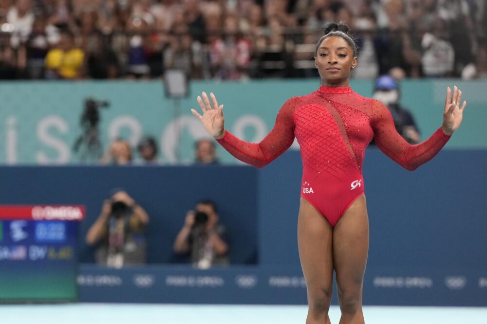 Simone Biles memorabile al volteggio: in cielo con il suo salto, settimo oro alle Olimpiadi. Latynina si avvicina