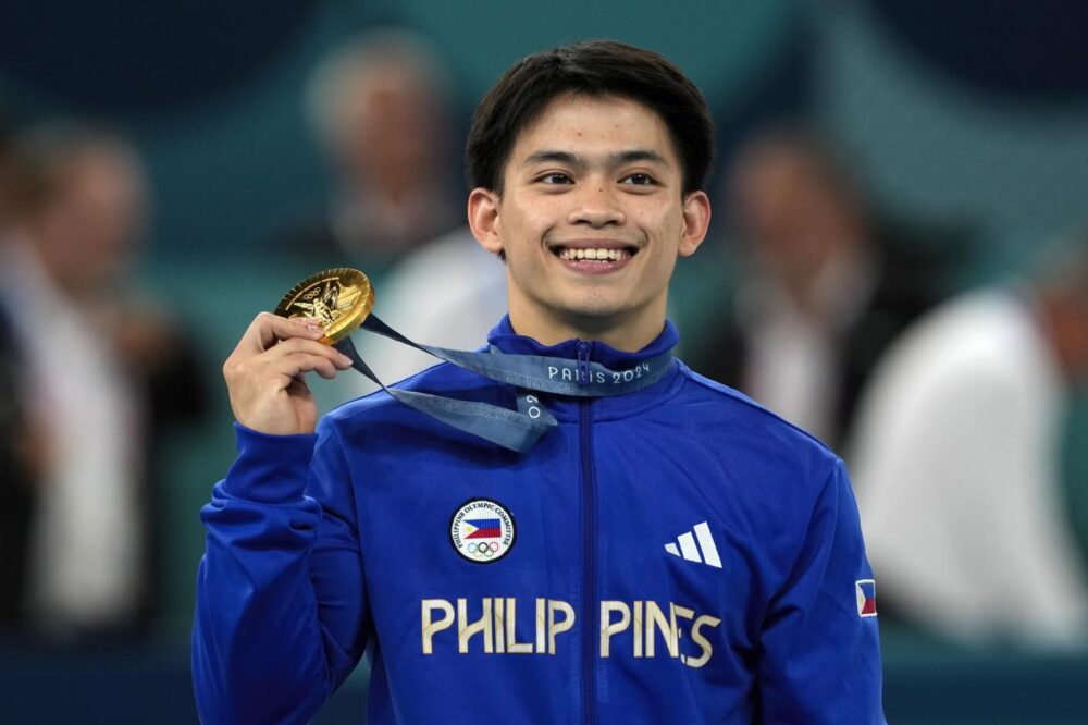 Ginnastica artistica, Carlos Yulo inventa la doppietta d’oro corpo libero-volteggio alle Olimpiadi! Filippine in visibilio