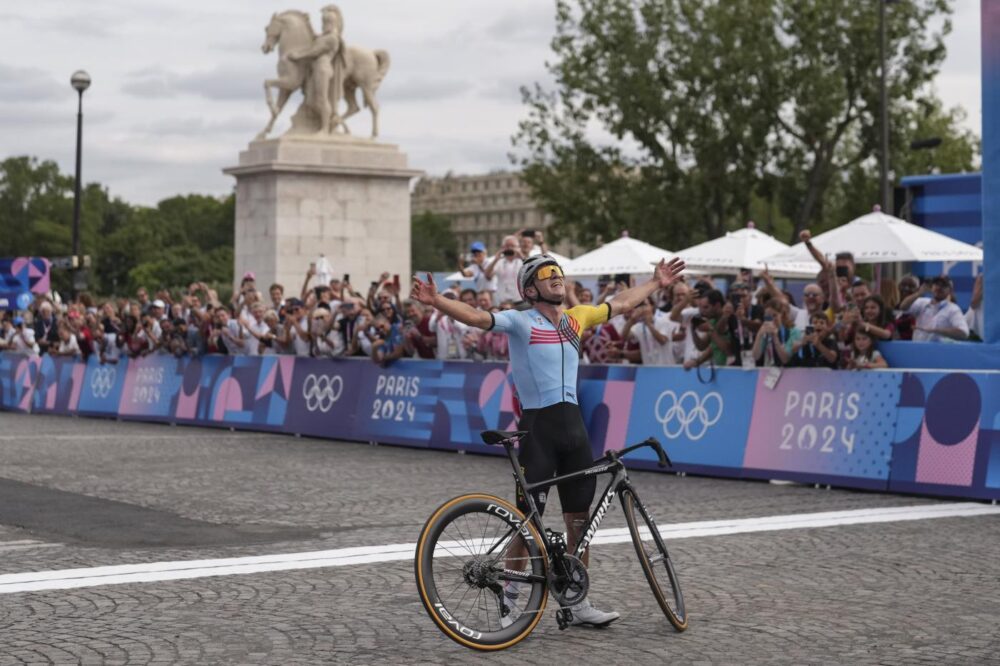 Ciclismo, l’ordine d’arrivo delle Olimpiadi: Evenepoel trionfa, italiani fuori dai 20