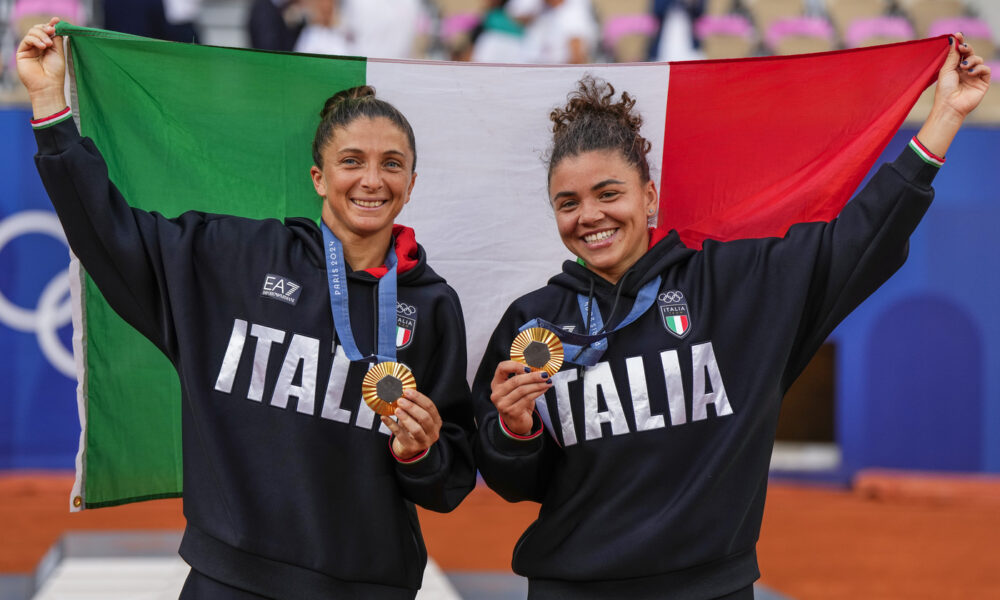 Sara Errani e Jasmine Paolini con l'oro olimpico