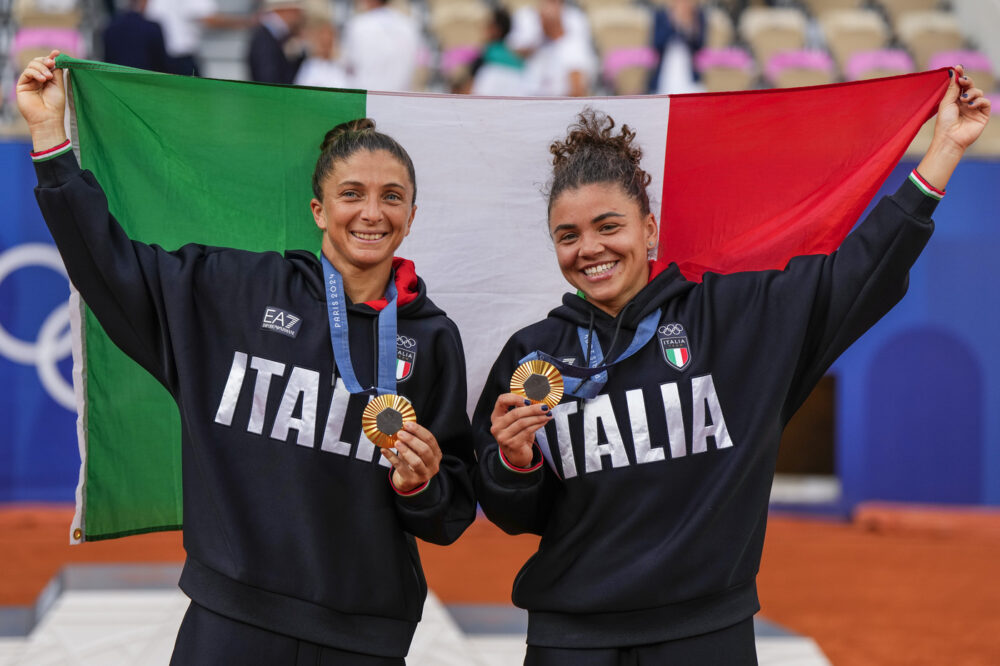 Sara Errani e Jasmine Paolini con l'oro olimpico