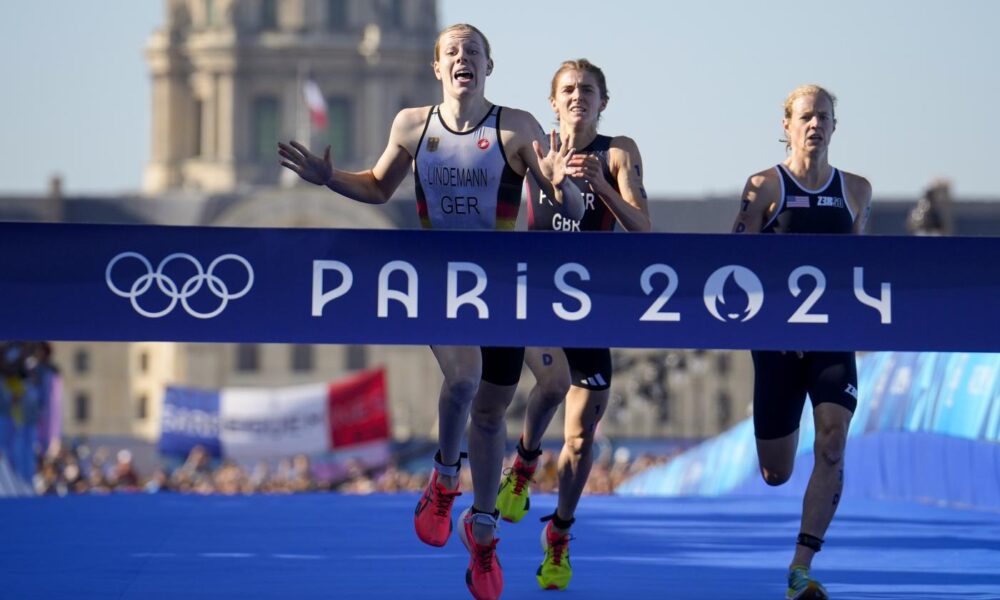 Arrivo staffetta mista triathlon Parigi 2024