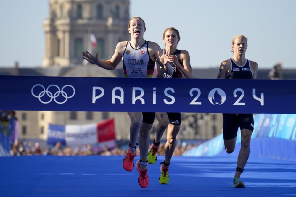 Arrivo staffetta mista triathlon Parigi 2024