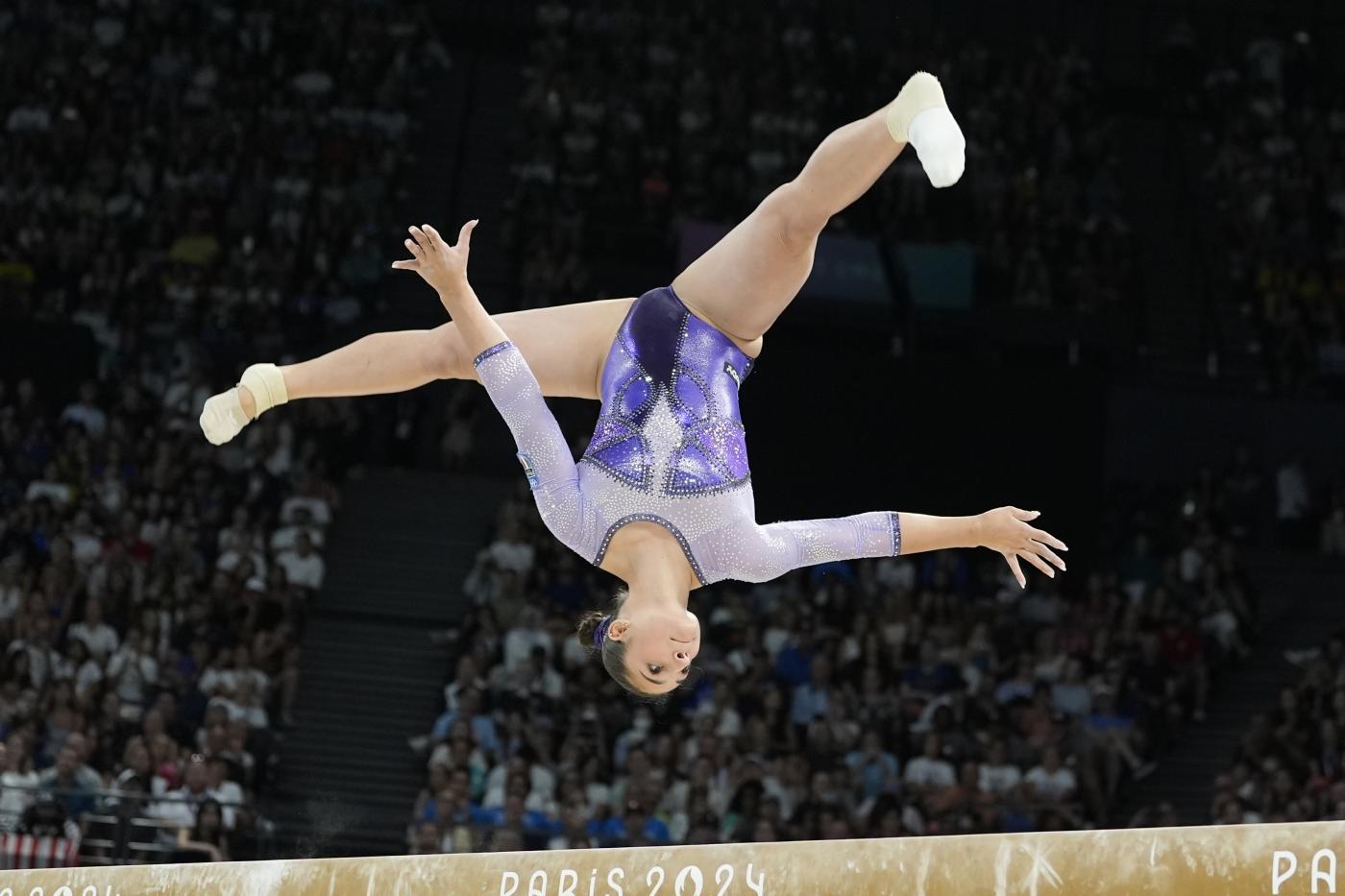 VIDEO Manila Esposito bronzo alle Olimpiadi: favoloso esercizio alla trave, sul podio con Alice D’Amato