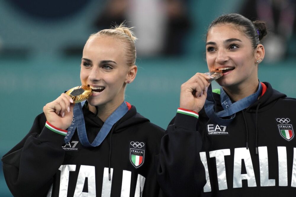 VIDEO Alice D’Amato Campionessa Olimpica! La premiazione con Esposito: l’Inno di Mameli suona dopo 20 anni