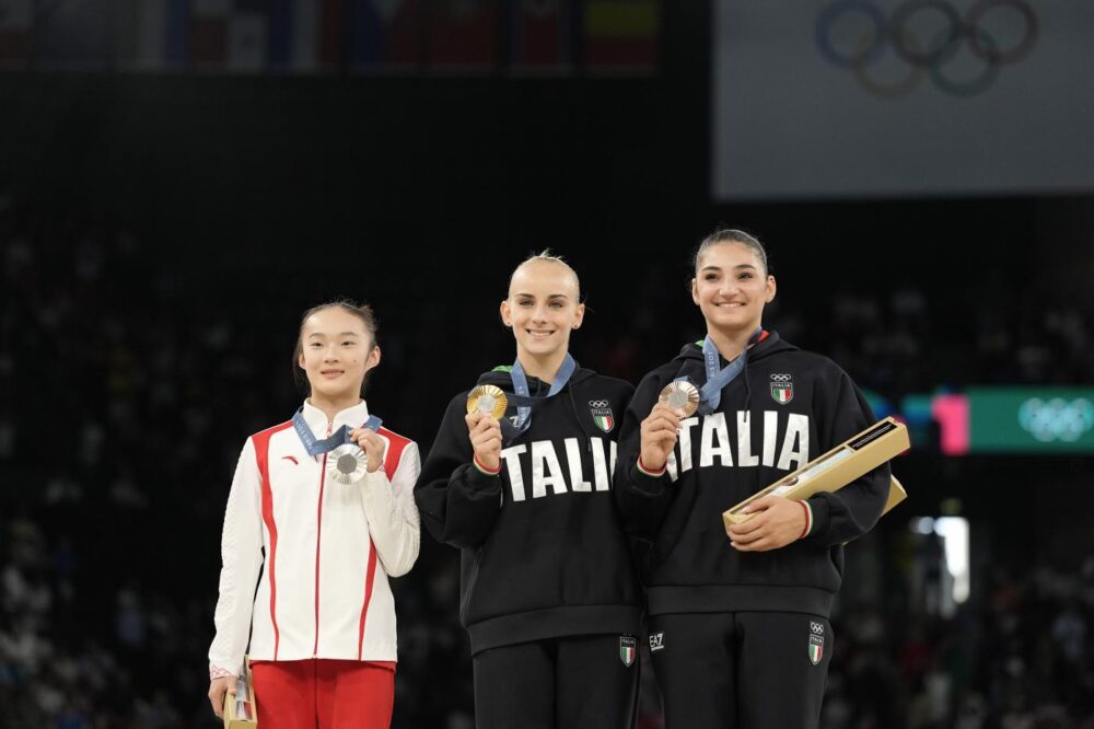 La cinese Zhou imita D’Amato ed Esposito, Biles si inchina ad Andrade sul podio: la tenera ginnastica alle Olimpiadi