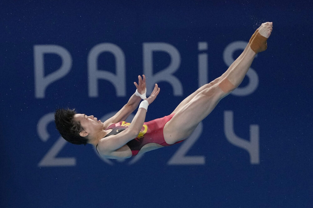 Tuffi, Quan Hongchan strepitosa! Tutti 10 nel primo tuffo della Finale olimpica dalla piattaforma