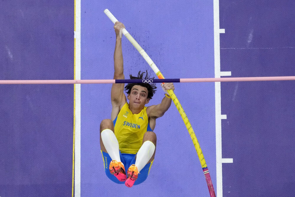 Armand Duplantis è record del mondo: il video del 6,25 nel salto con l’asta a Parigi 2024