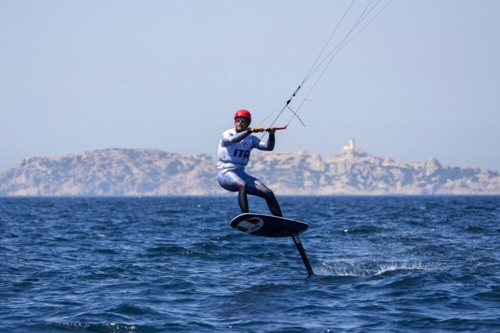 Vela, Riccardo Pianosi continua la rimonta e si avvicina alla vetta della generale nel Kite alle Olimpiadi