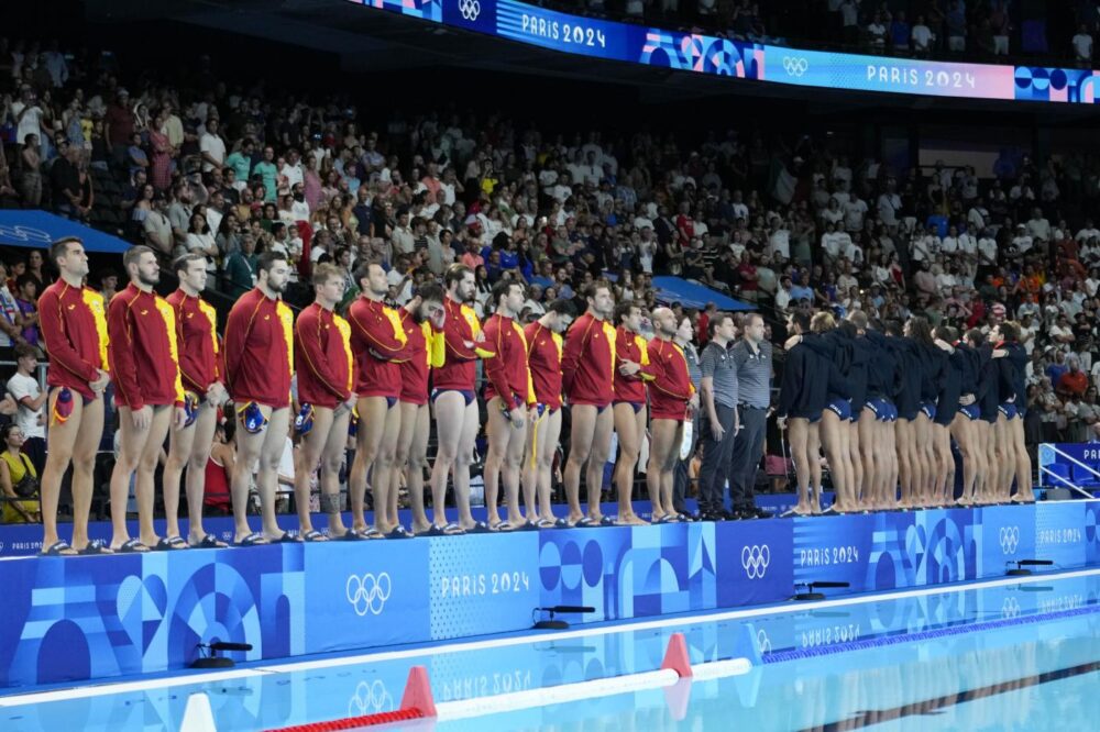 Pallanuoto, storica protesta del Settebello alle Olimpiadi: fuori Condemi, 4 minuti in inferiorità e le spalle agli arbitri