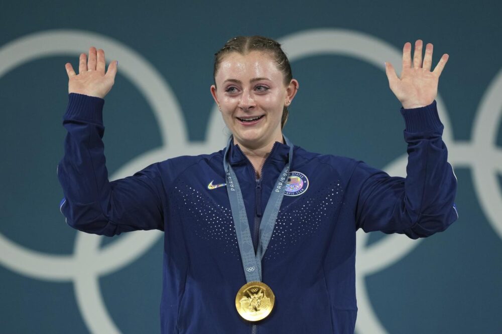 Sollevamento pesi, Olivia Reeves vince in scioltezza l’oro olimpico nella -71 kg