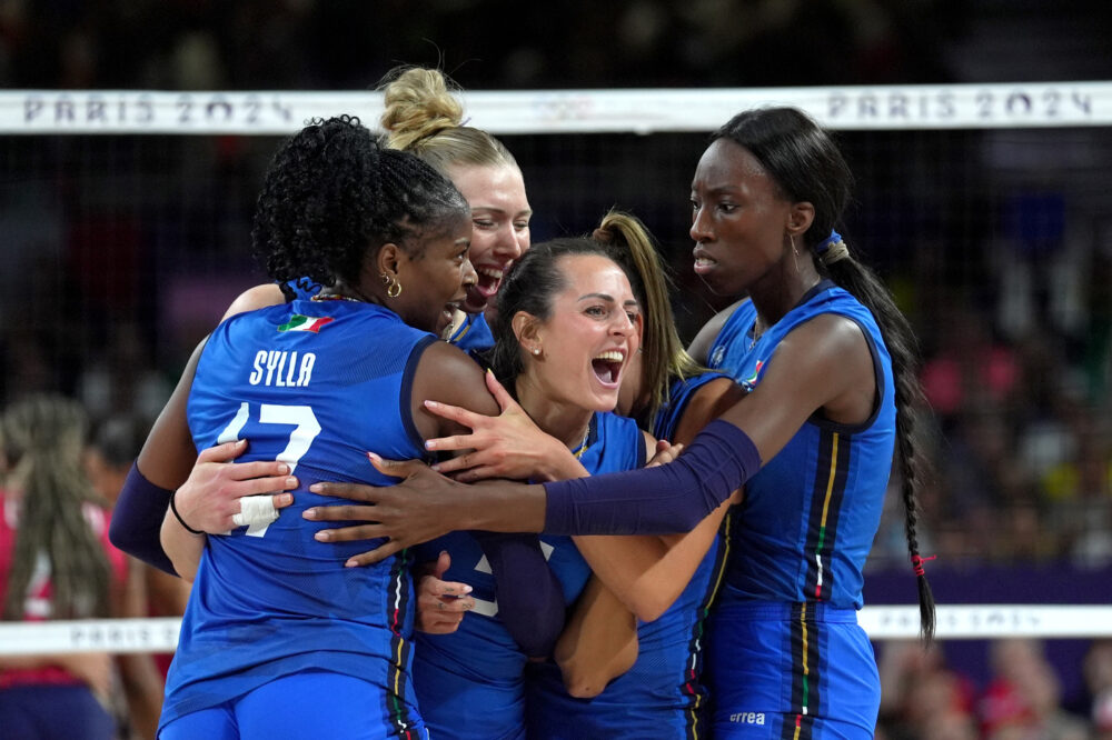 VIDEO Italia campione olimpica volley femminile: premiazione e Inno di Mameli