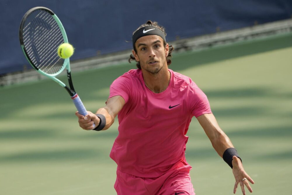 LIVE Musetti O’Connell 6 7, 6 4, 5 5, ATP Chengdu 2024 in DIRETTA: azzurro graziato a un passo dal baratro. Si torna ‘on serve’