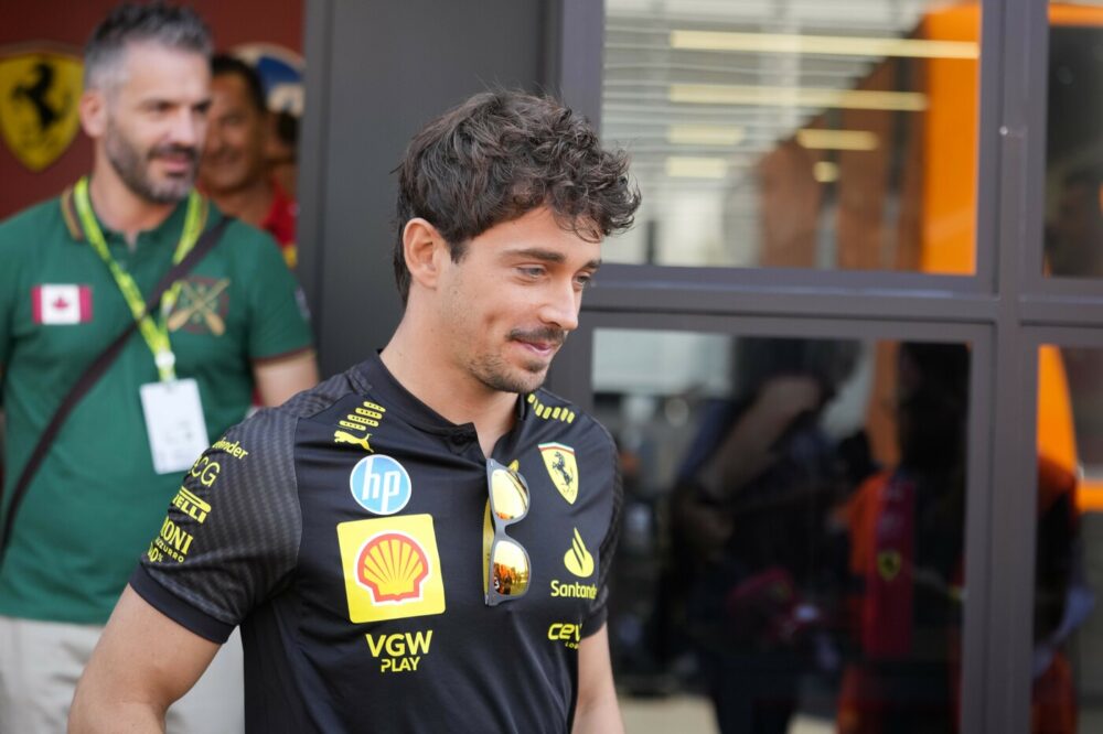 Piccola disavventura per Charles Leclerc sulle strade di Montecarlo: cosa è successo al pilota della Ferrari