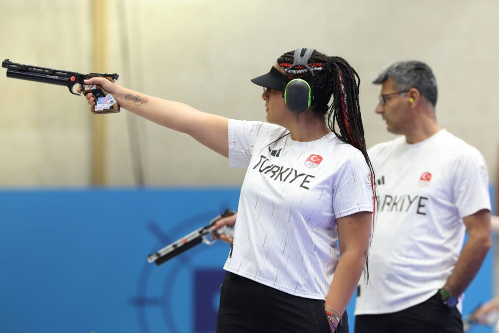 Tiro a segno, mani in tasca e senza protezioni. Il look di Yusuf Dikec a Parigi 2024 è virale sui social