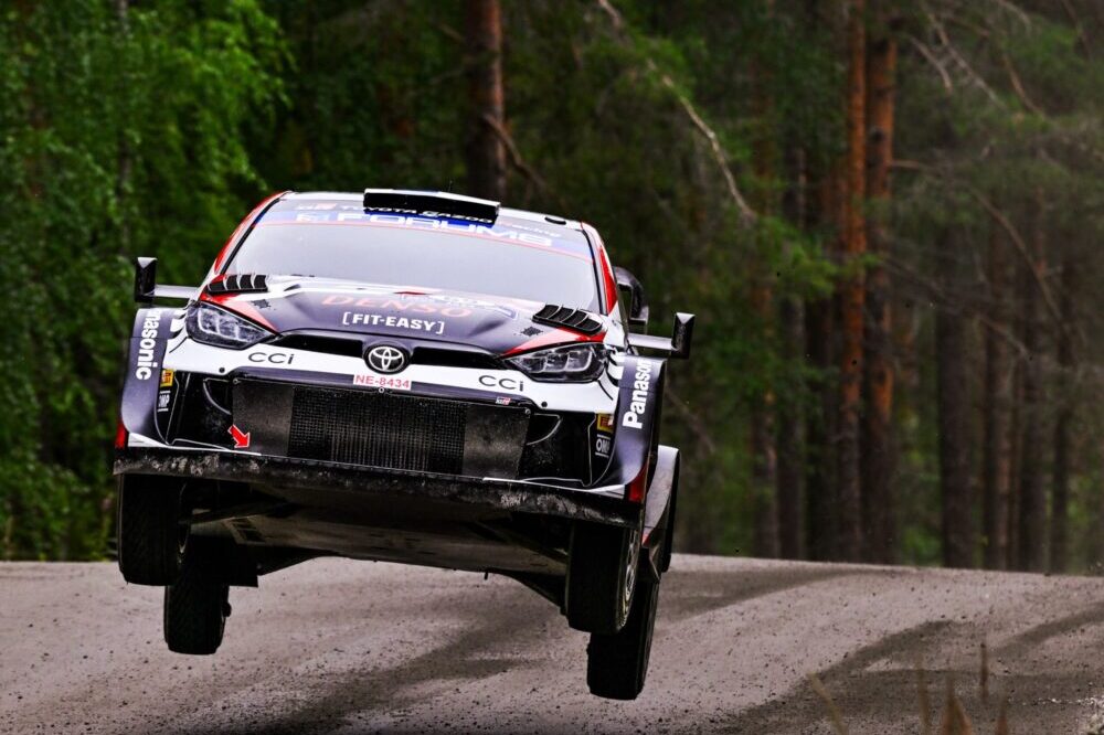 Rally, Rovanperä detta il passo dopo il secondo giorno in Finlandia. Top3 tutta Toyota