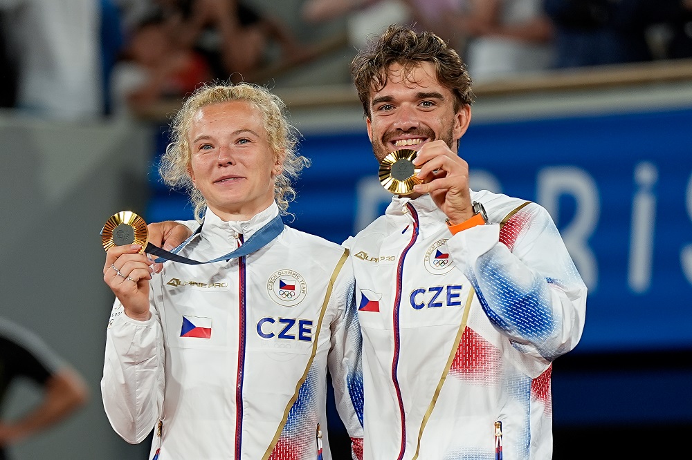 Tennis: Siniakova e Machac conquistano l’oro alle Olimpiadi in una finale thriller di doppio misto