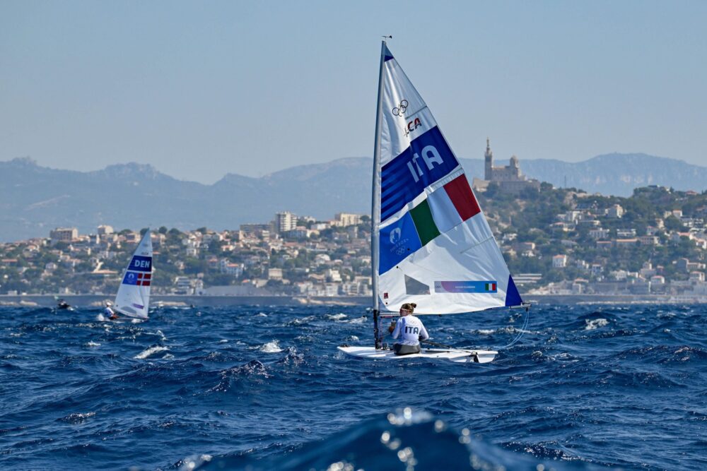 Vela, Benini Floriani vince la Medal Race ma resta fuori dal podio olimpico nell’ILCA 6