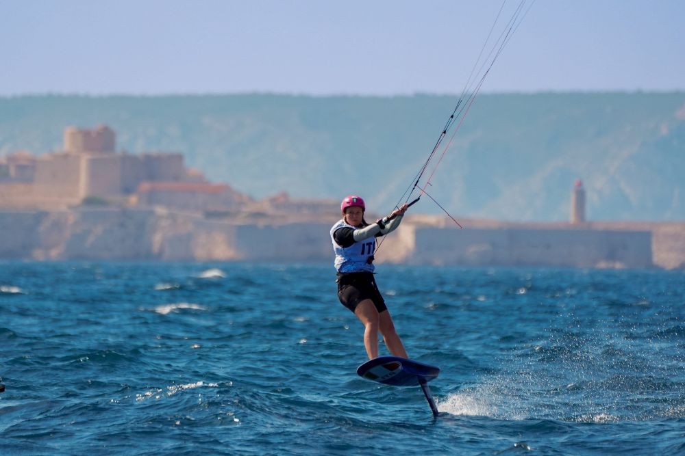 Vela, Pescetto in difficoltà nell’unica regata odierna alle Olimpiadi. Azzurra ancora in lizza per la Medal Series nel Kite