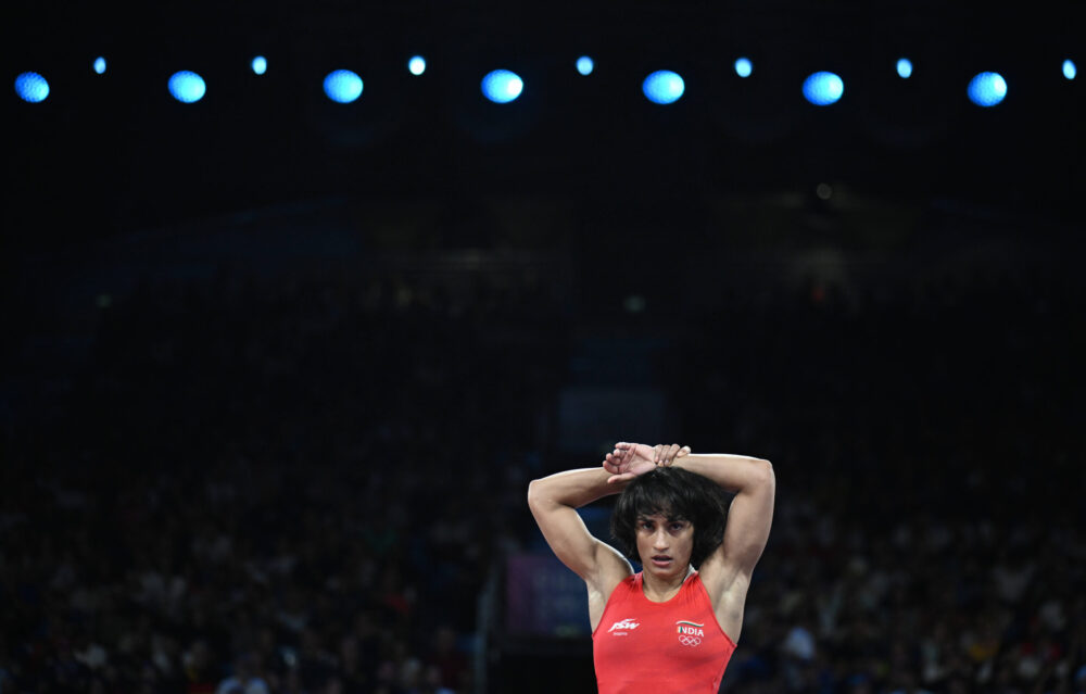 Vinesh Vinesh annuncia il ritiro dopo l’esclusione alle Olimpiadi: “La lotta ha vinto, io ho perso”