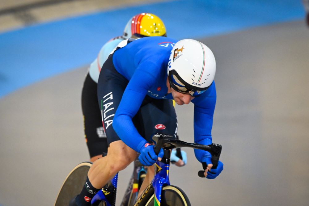 Ciclismo su pista, Elia Viviani declassato al quarto posto nella gara a eliminazione dell’omnium: corsa aperta al podio