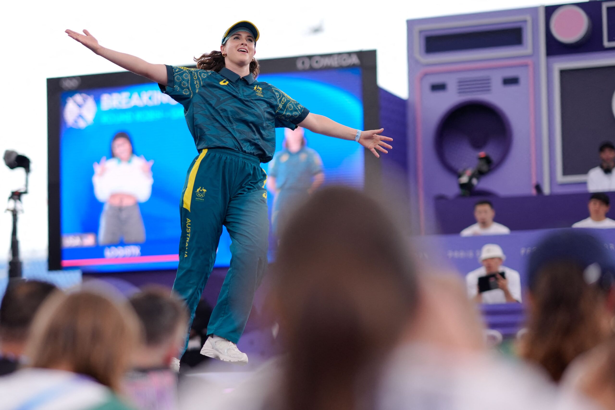 Break dance, Raygun “rompe” internet: la sua stramba performance alle Olimpiadi è virale