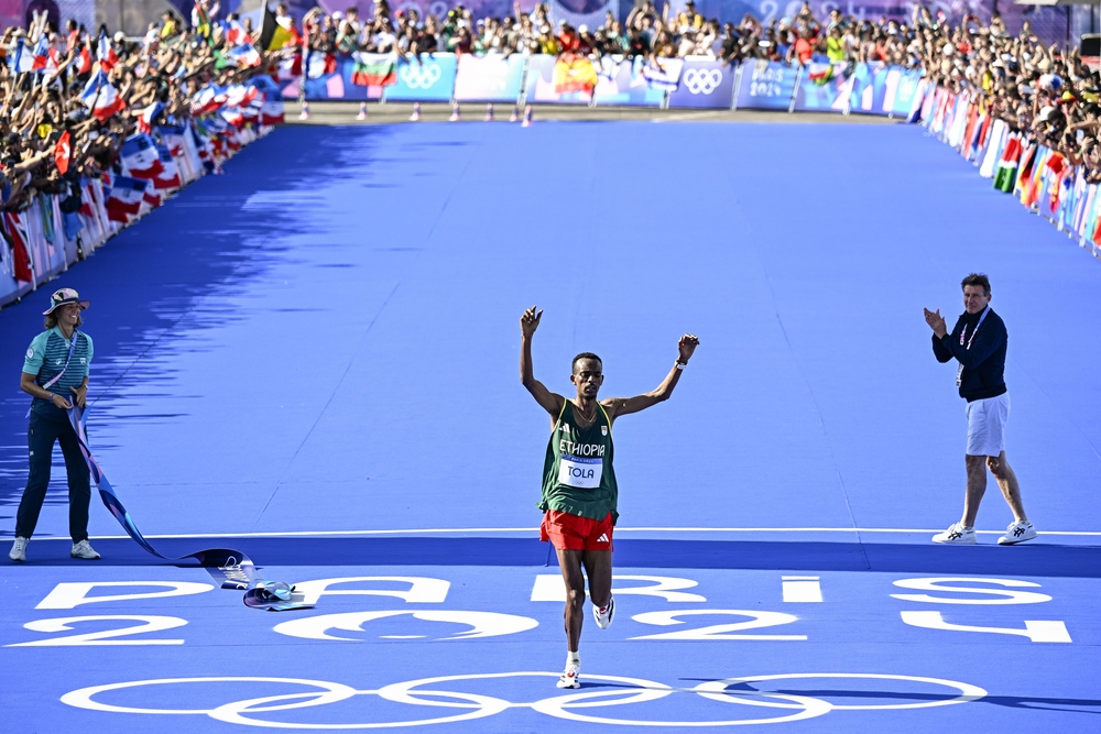 Tamirat Tola vince la Maratona delle Olimpiadi. Faniel tenta un folle attacco, Crippa nelle retrovie