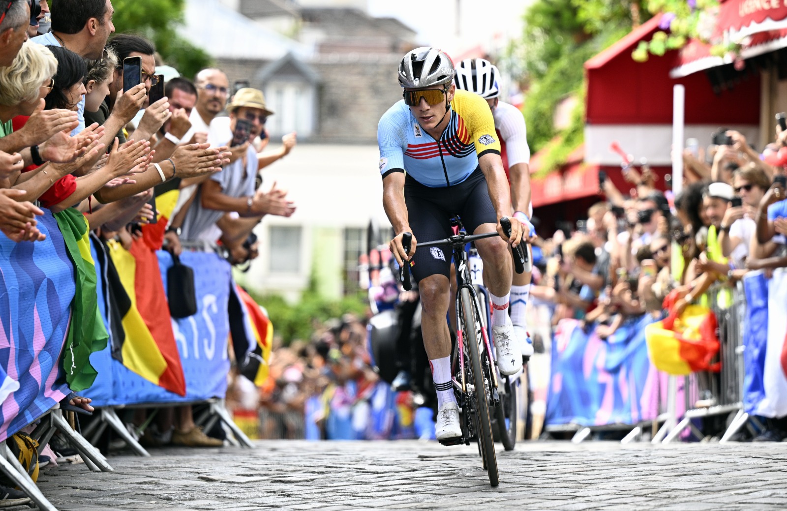 Ciclismo, nessuno come Remco Evenepoel: doppietta d’oro alle Olimpiadi, stacca tutti nella gara in linea