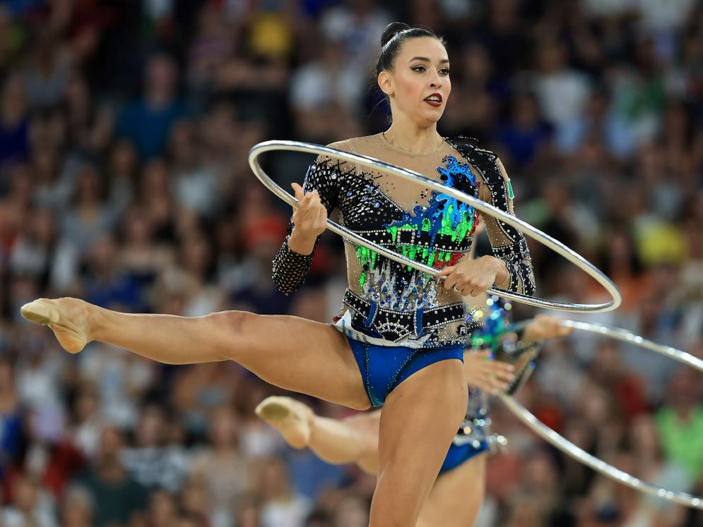 LIVE Ginnastica ritmica, Olimpiadi Parigi in DIRETTA: errore per le ucraine ai nastri e palle, fra poco le Farfalle