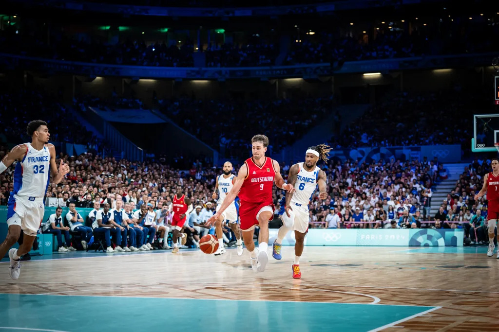 Basket, la Germania batte nettamente la Francia e passa da prima nel girone alle Olimpiadi. 26 punti per Franz Wagner e Schröder