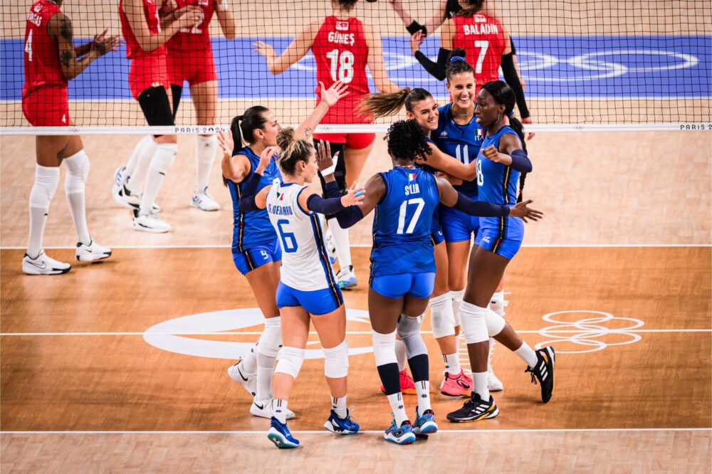Volley femminile, l’Italia travolge la Turchia di Vargas e Santarelli: primo posto nel girone a Parigi 2024!