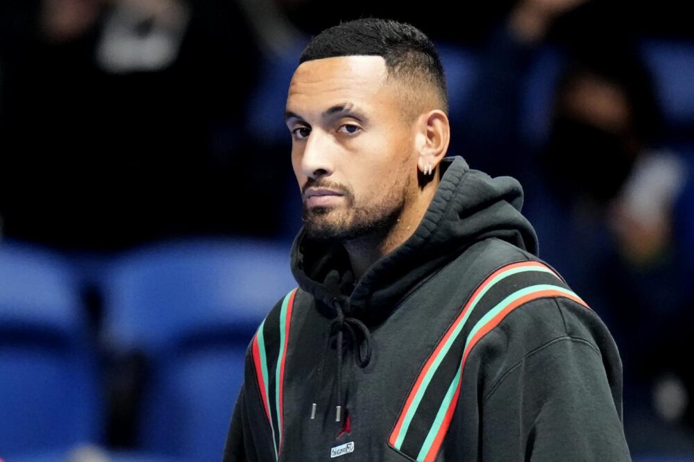 Kyrgios torna ad insultare Sinner: il flacone e la imbarazzante battuta sulla fidanzata