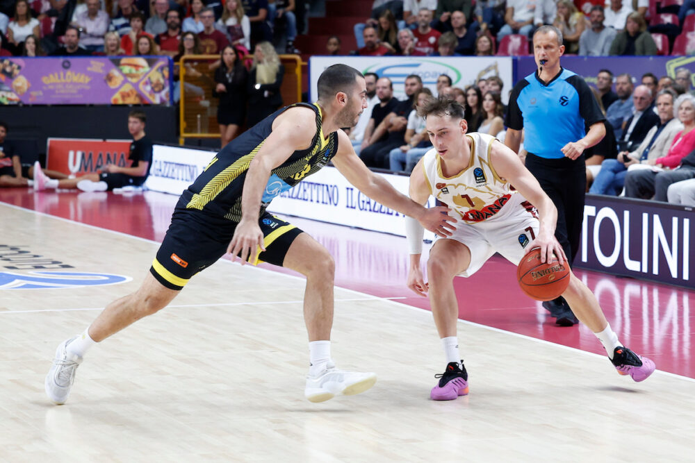 Basket, la Reyer Venezia batte l’Aris Salonicco nel debutto in EuroCup. 17 punti di Parks e 13 di Simms per gli oro granata