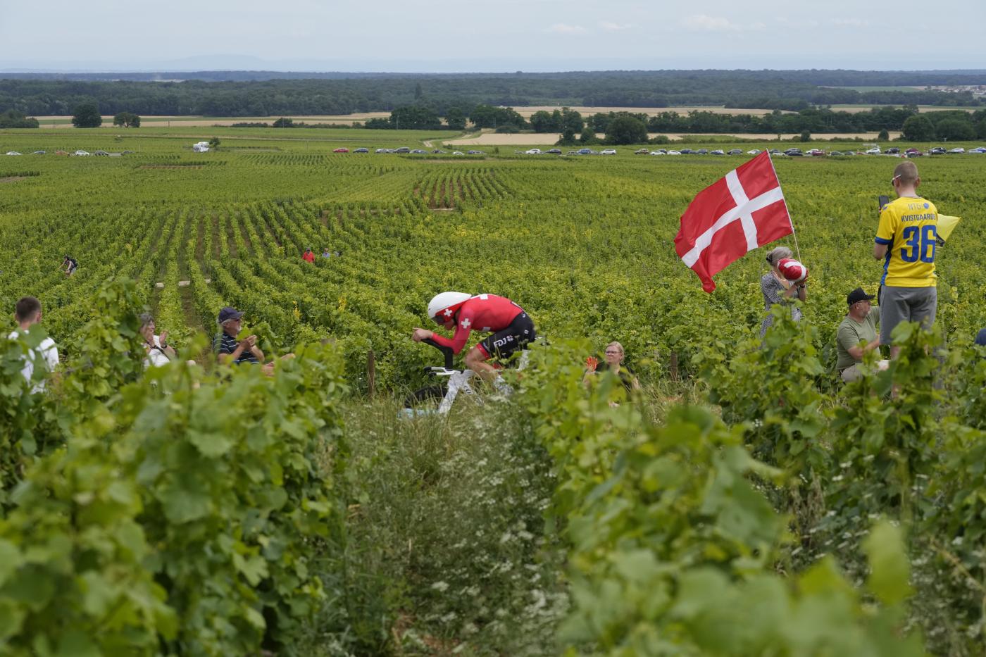 Vuelta a España 2024: Stefan Kueng vince a Madrid nella cronometro davanti al trionfatore Roglic. Terzo Cattaneo