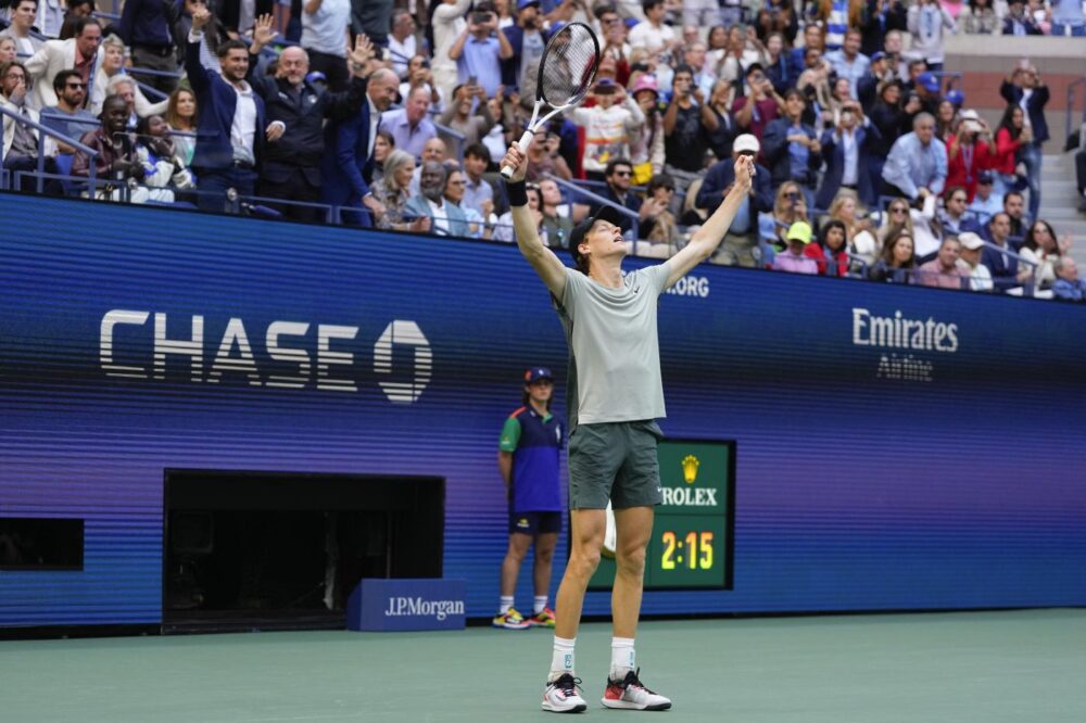 Jannik Sinner vince gli US Open e si commuove per la zia: “La dedica in un momento difficile. Amo il tennis”